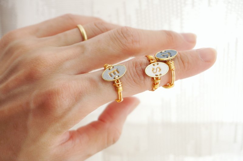 订制英文字母戒指 定制化字母戒指 自订字母 小礼物 姓名缩写 - 戒指 - 其他金属 