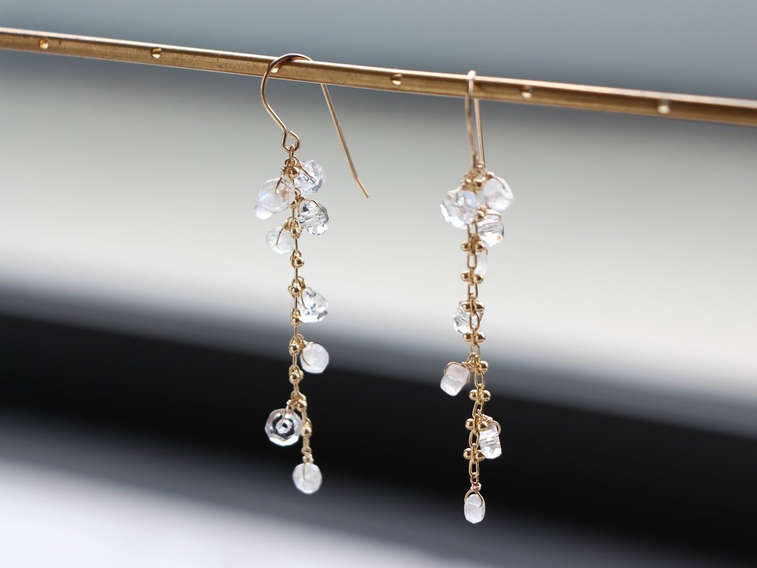 14kgf-moonstone & crystal line pierced earrings/can change to clip-on - 耳环/耳夹 - 其他金属 金色