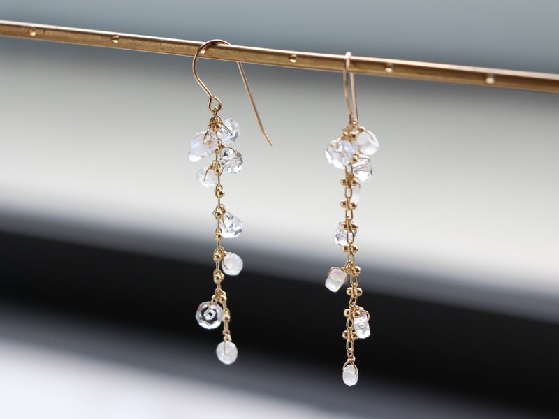 14kgf-moonstone & crystal line pierced earrings/can change to clip-on - 耳环/耳夹 - 其他金属 金色
