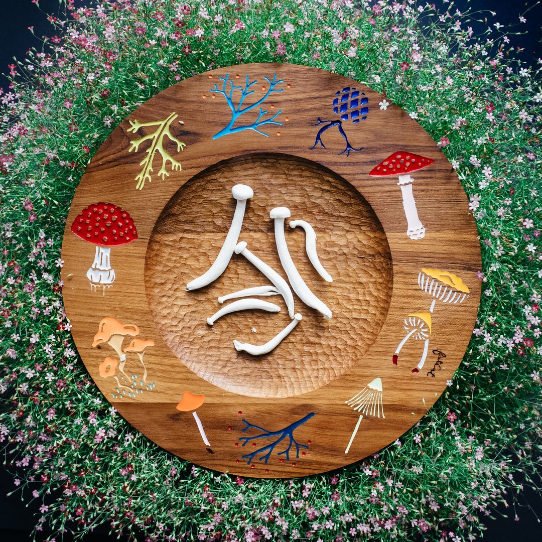 Mixed Mushrooms Teak Plate - 浅碟/小碟子 - 木头 咖啡色