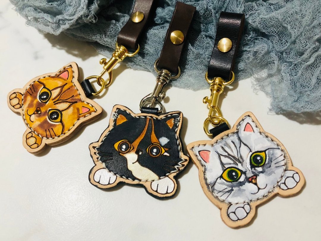 【定制化礼物】发光手绘猫咪皮革悠游卡钥匙圈  手缝皮革 - 钥匙链/钥匙包 - 真皮 黑色