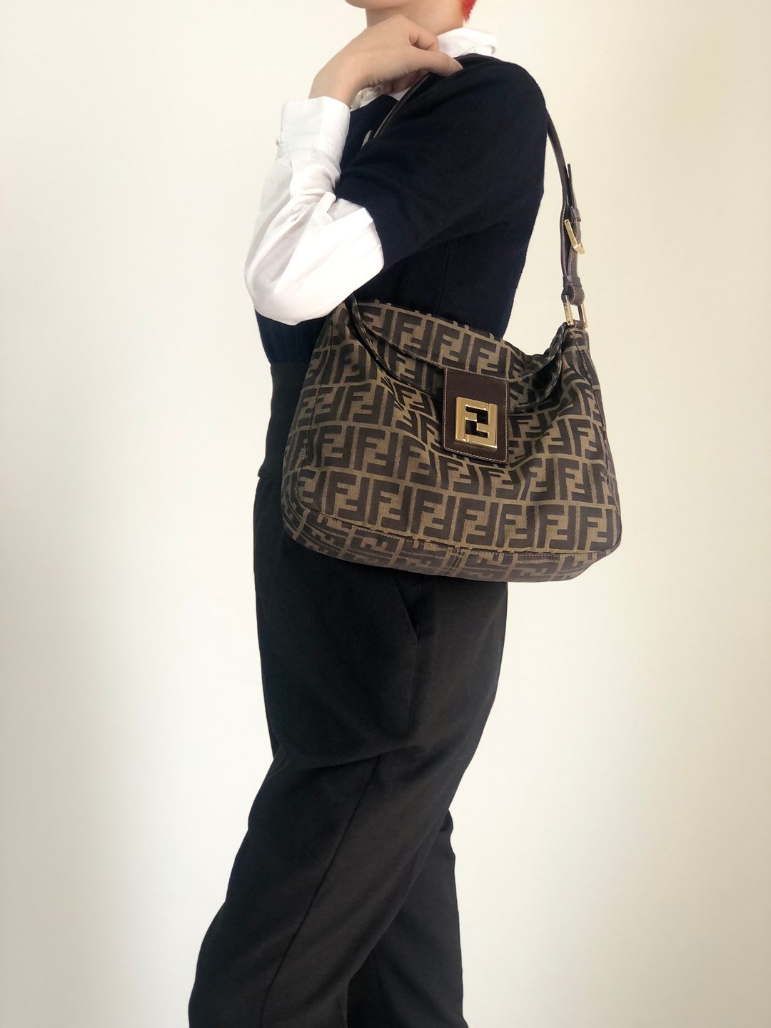 【日本直送 名牌中古包】FENDI 经典 FF 缇花 网格 腋下包 咖啡色 网格 侧背包 vintage 3pgjmy - 侧背包/斜挎包 - 棉 咖啡色