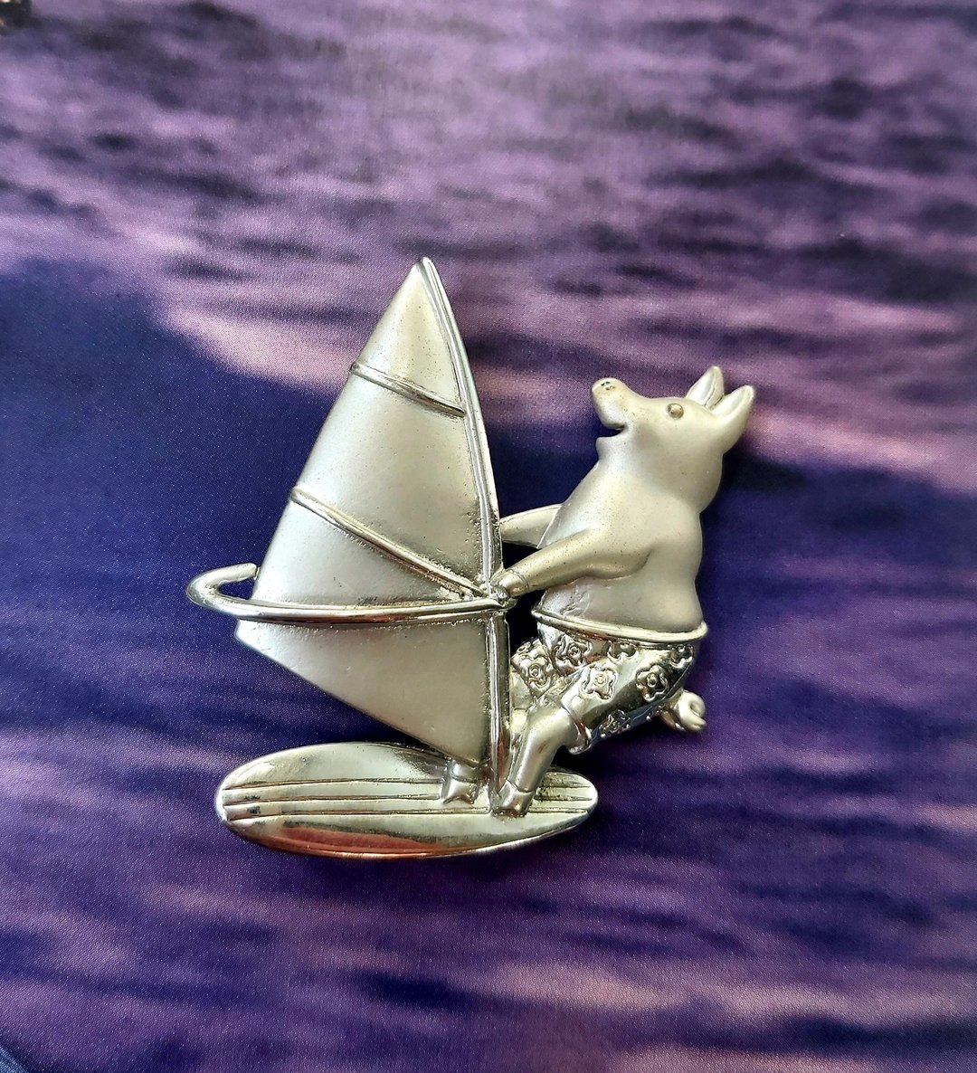 西洋古董饰品。JJ 爱风帆冲浪的猪小弟 别针 - 徽章/别针 - 其他金属 金色