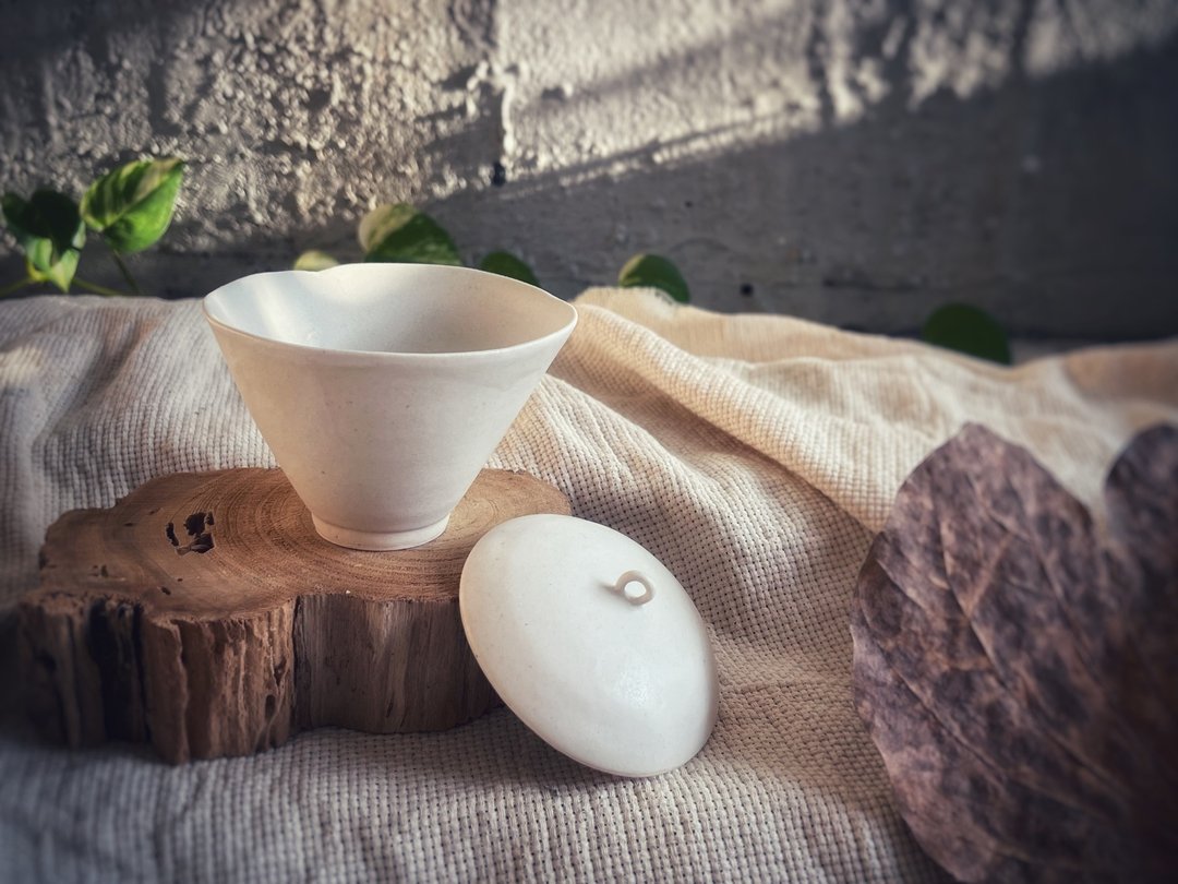 桌上的白瓷糖霜 / 盖碗茶杯 盖杯 茶具 - 山丘碗盖 - 茶具/茶杯 - 瓷 白色