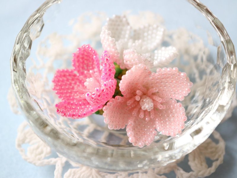 夾竹桃のブローチ ライトピンク　一重咲き きょうちくとう キョウチクトウ 花 フラワー 夏 梅雨 繊細 上品 個性的 シードビーズ ビーズステッチ オフルーム - 胸针 - 玻璃 粉红色