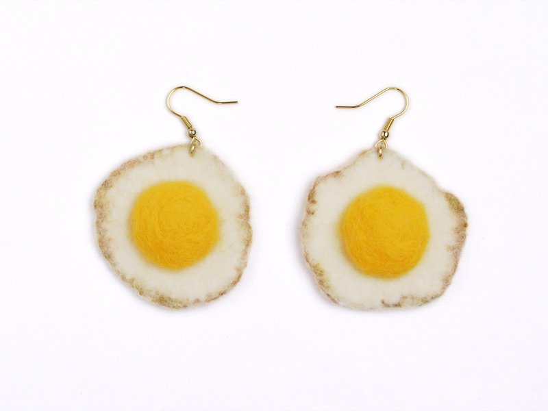 Felt fried egg earrings / earrings Fried egg felt pierced earrings or earrings - 耳环/耳夹 - 羊毛 黄色