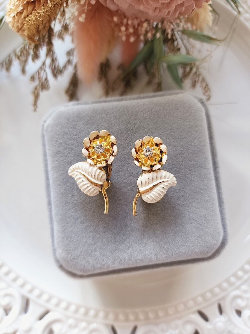 美国西洋古董饰品 / 莱茵金花白珐琅夹式耳环/复古珠宝首饰 - 耳环/耳夹 - 其他金属 