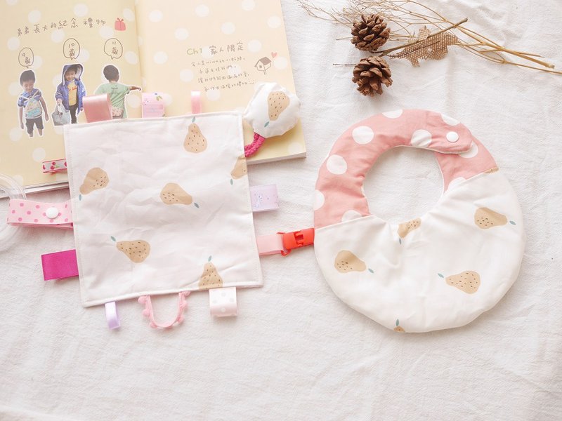 六重纱口水巾+安抚巾 手摇铃可拆下 弥月礼盒 洋梨款 - 满月礼盒 - 棉．麻 粉红色