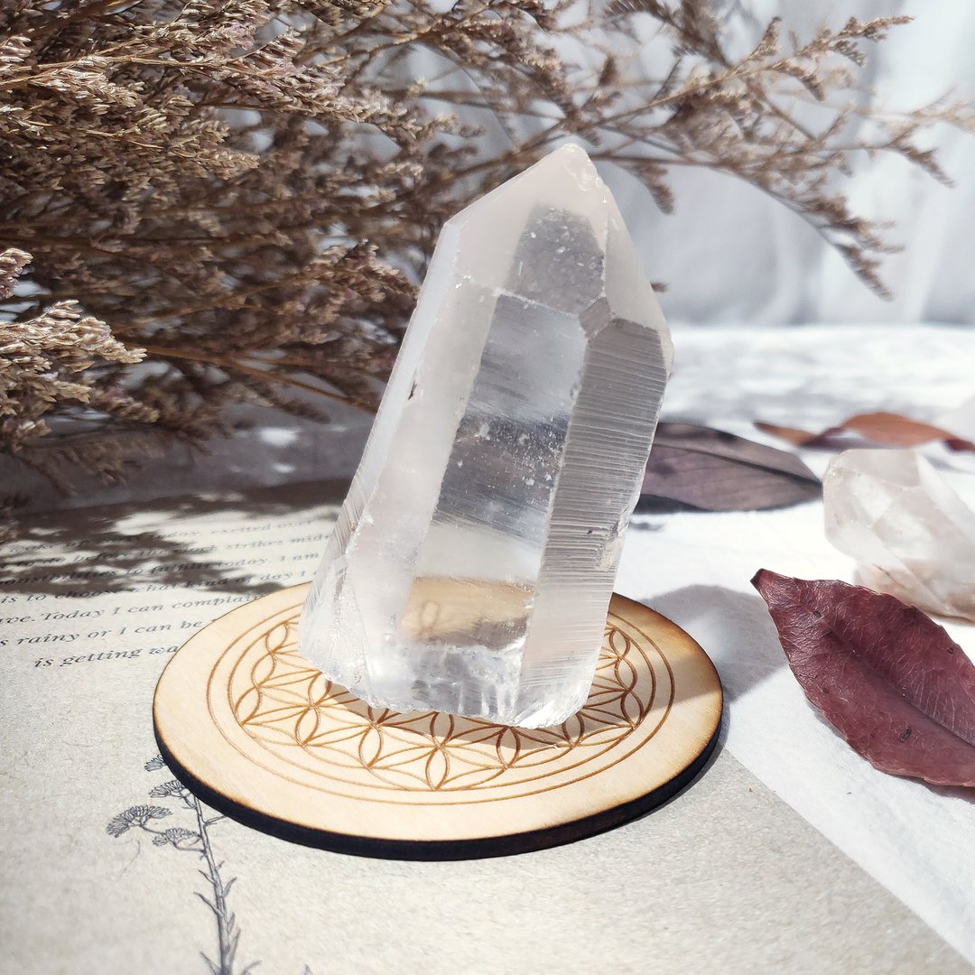 灵山 天然白水晶原矿单尖柱 横纹生长纹完整 附独家能量符文盘 - 摆饰 - 水晶 透明