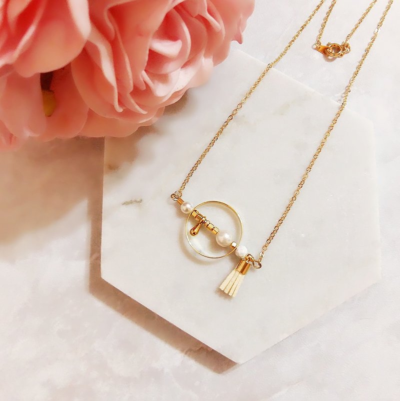 ::甜蜜邂逅系列:: 甜蜜浪漫贝壳珍珠捕梦网流苏项链 / ::Sweet Encounter Collection:: Gold Plated Mystery Rotating Planet Necklace, Pearl Beads with Tassel Dream Catcher Necklace - 项链 - 其他金属 金色