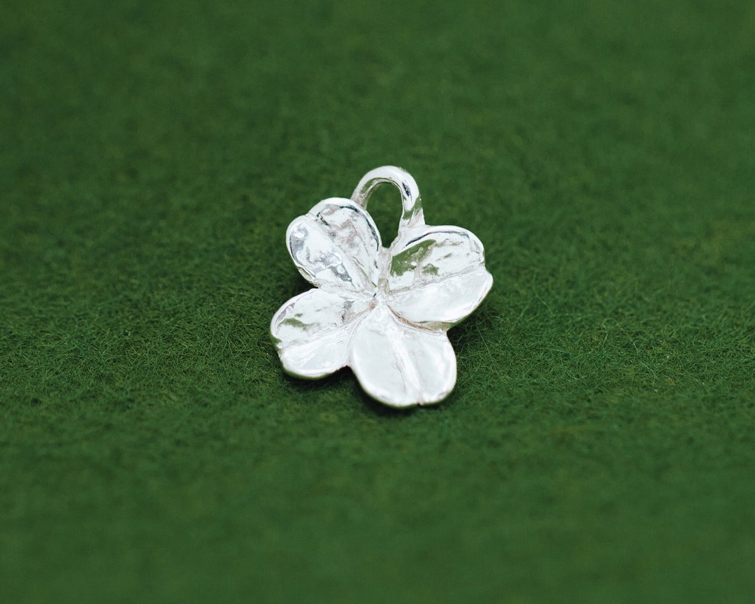 Clover pin brooch - unisex pin brooch - Mens brooch - four leaf clover - lucky - 徽章/别针 - 银 银色