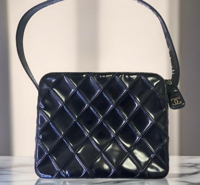 稀有中古二手Chanel黑色金标漆皮皮革小盒子腋下包单肩侧背孭手袋 - 侧背包/斜挎包 - 真皮 