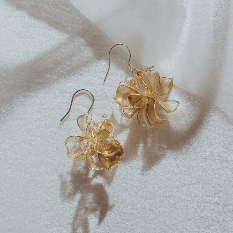 【裙摆-香槟金】垂坠耳环 | 水晶花饰品 - 耳环/耳夹 - 树脂 金色