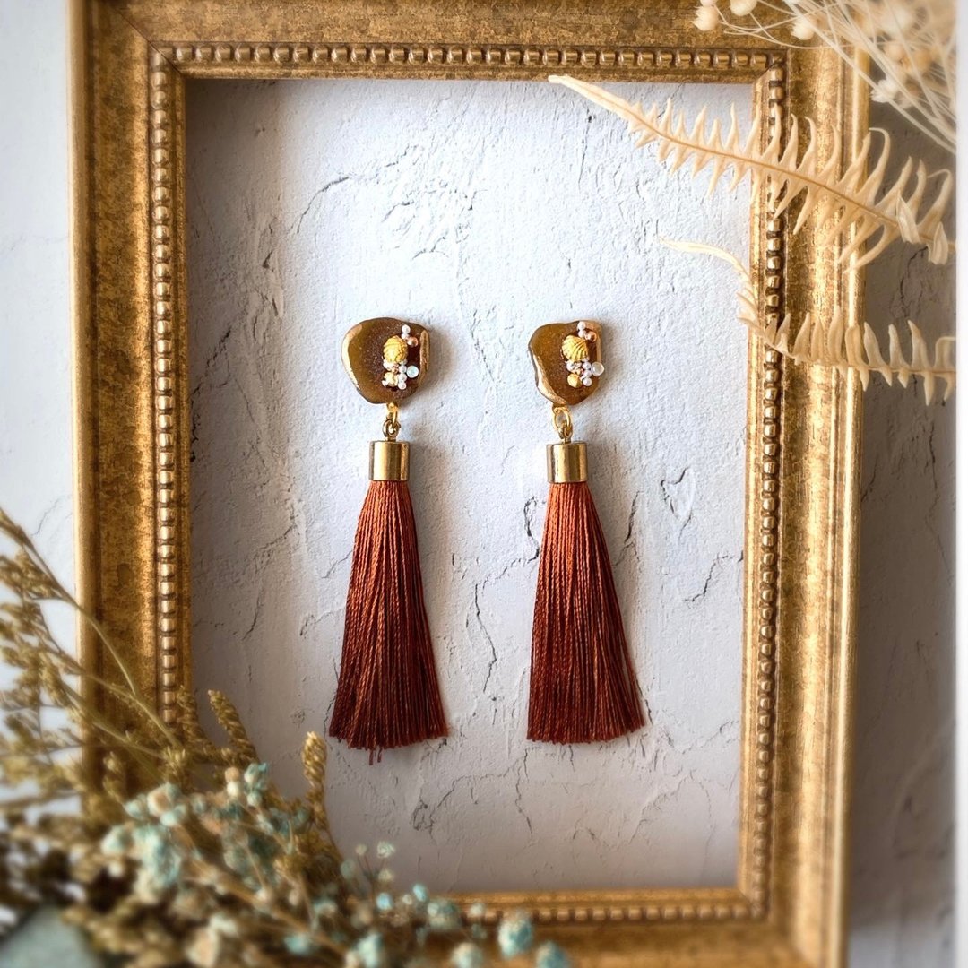Fall/Winter Kintsugi Seagrass Tassel Clip-On Non-hole Earrings Seashell Rhinestone Bullion Brown Gold Brown Gold Pink Gold - 耳环/耳夹 - 玻璃 咖啡色