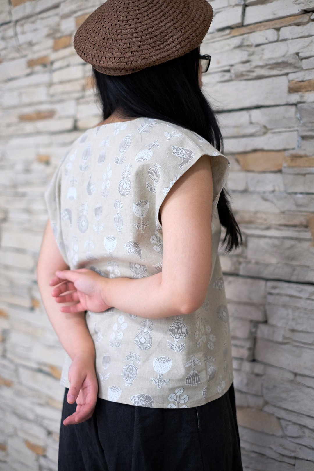 日式短板V领衫 北欧小花朵 手工订制衫 - 女装上衣 - 棉．麻 白色