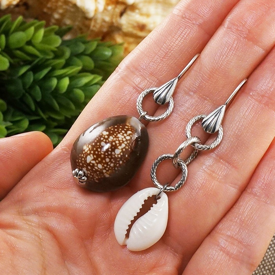 Brown Cream White Beige Sea Shell Marine Mismatched Asymmetric Earrings Jewelry - 耳环/耳夹 - 贝壳 咖啡色