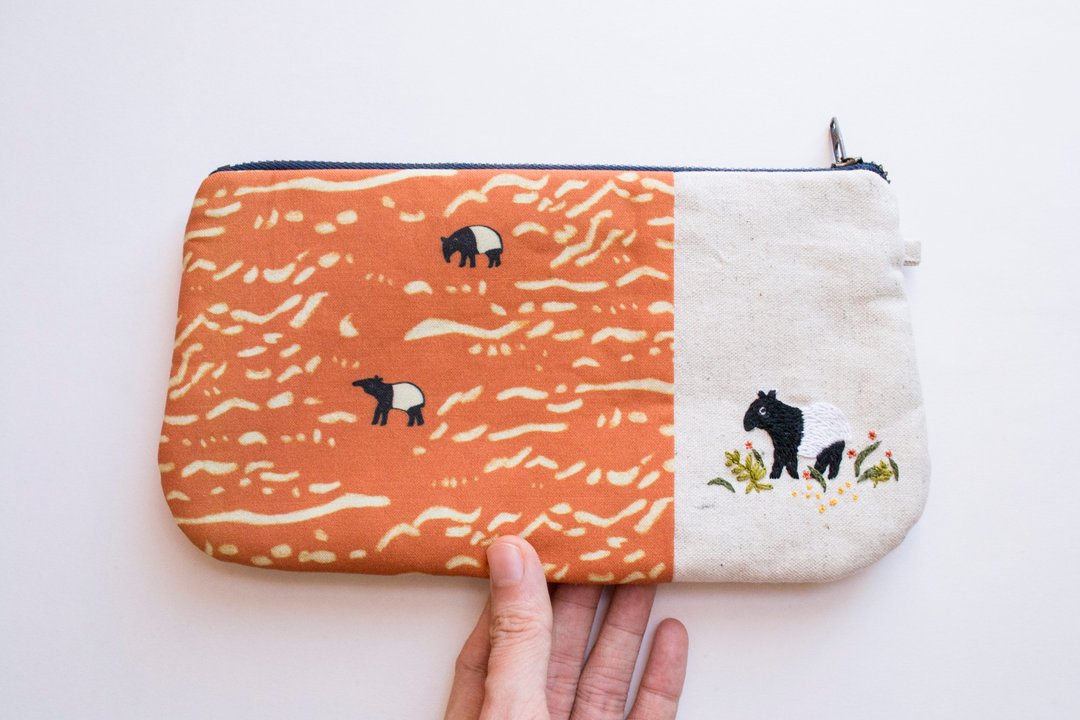 馬來貘 Tapir Tracks - Hand-Embroidered Zip Pouch - 皮夹/钱包 - 棉 多色