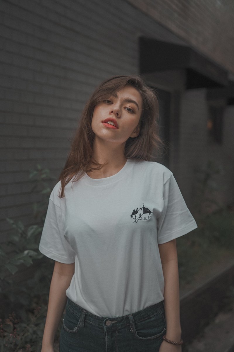 Corner cat  / 宽版 上衣  刺绣 T-SHIRT - 女装 T 恤 - 棉．麻 白色