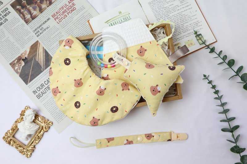 弥月礼盒│六层纱口水巾 安抚巾 奶嘴链 手摇铃:::Baking Bear - 满月礼盒 - 棉．麻 黄色