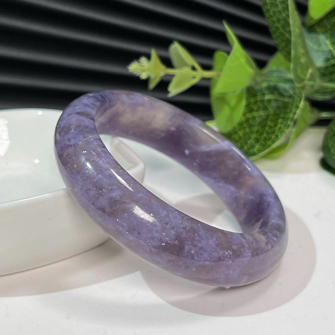 冰润紫色玉化梅花碧玺手镯51MM 星光闪片共生云母手环 旺夫助运 - 手链/手环 - 水晶 紫色