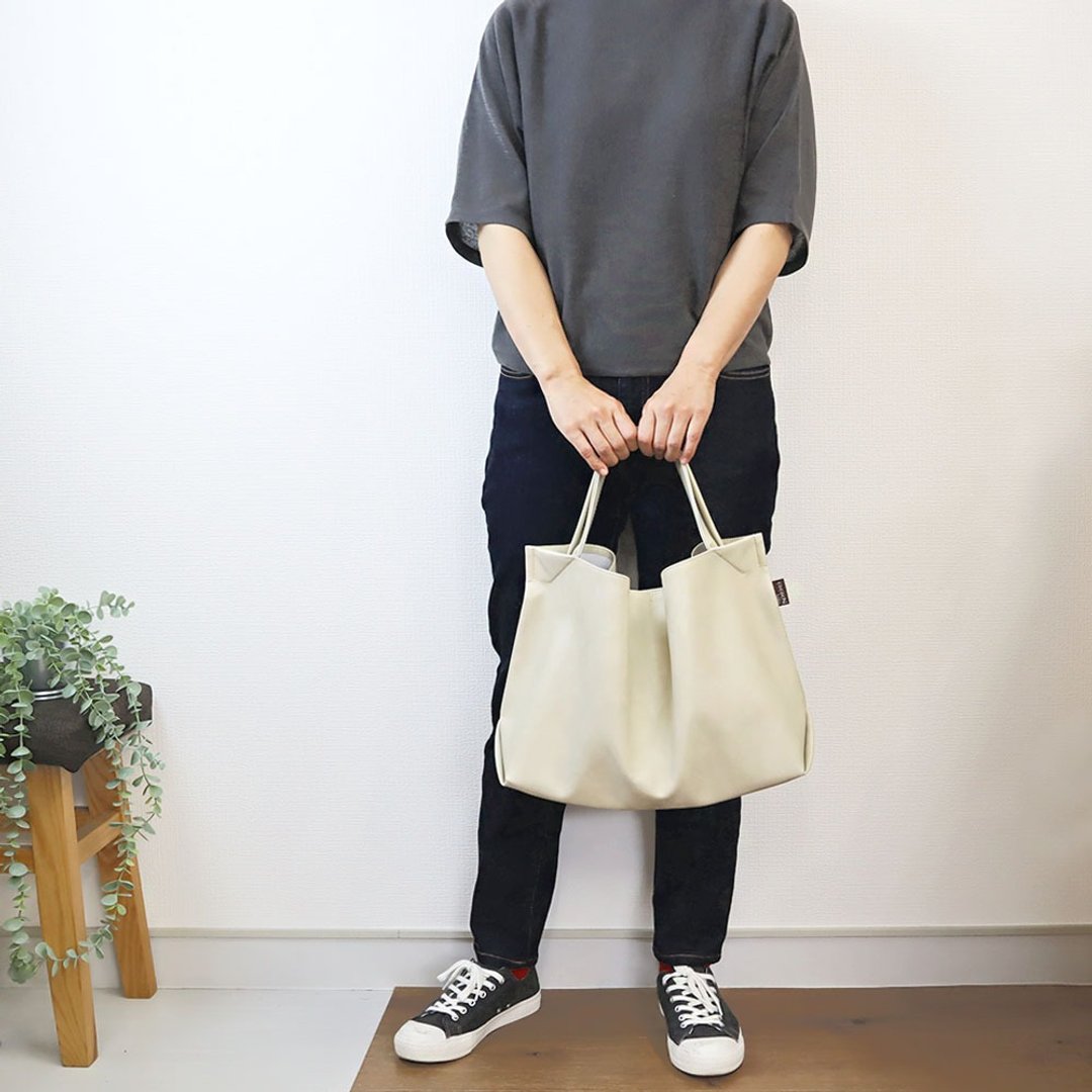 Light tote bag L size Ivory Lightweight Material that is safe even when wet with water Made of vegan leather that is resistant to scratches Made to order - 手提包/手提袋 - 人造皮革 白色