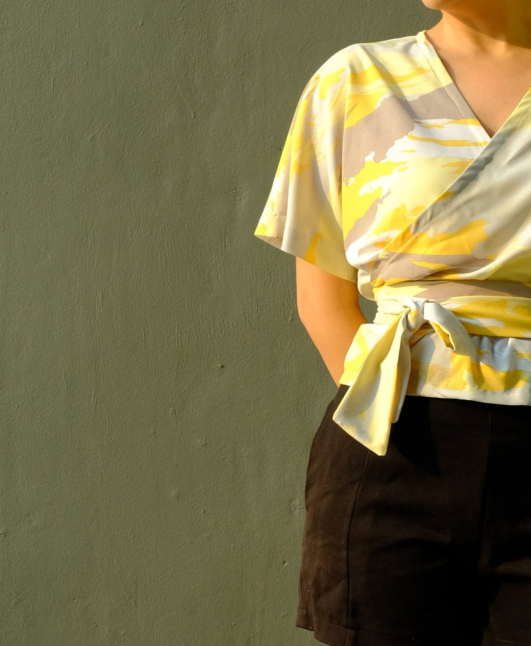 HANA wrap tie blouse top short sleeve in smooth italian silk - 女装上衣 - 聚酯纤维 黄色