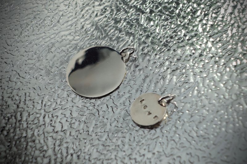 【先询问时段】台南/LOVE 可敲字-纯银圆片项链-姐妹.母亲节礼物 - 金工/饰品 - 纯银 