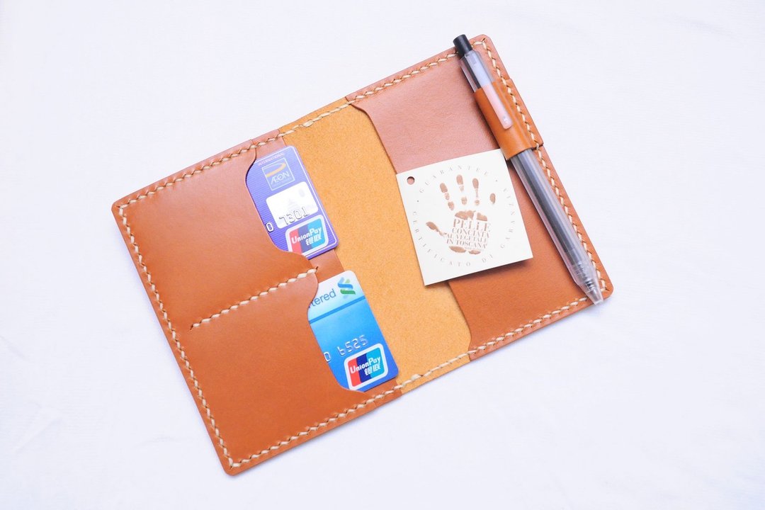 【双咭位插笔护照夹-橘棕｜TAN 】好好缝 皮革材料包 免费刻字 手工包 PASSPORT HOLDER 皮夹 护照夹 证件套 旅行 简约实用 意大利皮 植鞣革 皮革DIY 伴侣 纤薄 真皮 原色啡黑深蓝绿橙红灰等 超过五十皮色选择 - 护照夹/护照套 - 真皮 橘色
