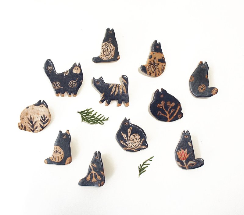 ［手感陶作］春游去 别针 - 胸针 - 陶 黑色