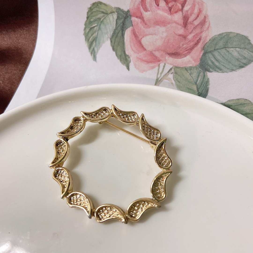 【西洋古董饰品】 水滴感串连优雅花圈 交叉波纹 胸章 胸针 - 胸针 - 贵金属 金色