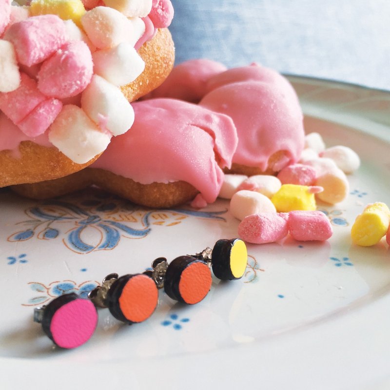 定制化礼物 小圆皮革耳针耳环 925纯银耳托 - 耳环/耳夹 - 真皮 多色