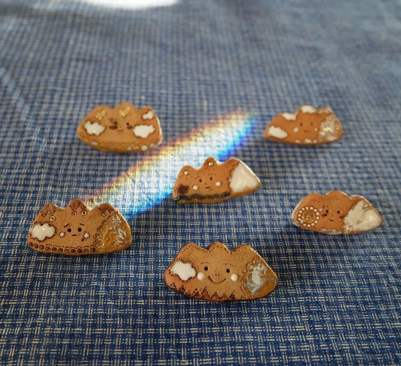 小山云朵陶针 - 徽章/别针 - 陶 