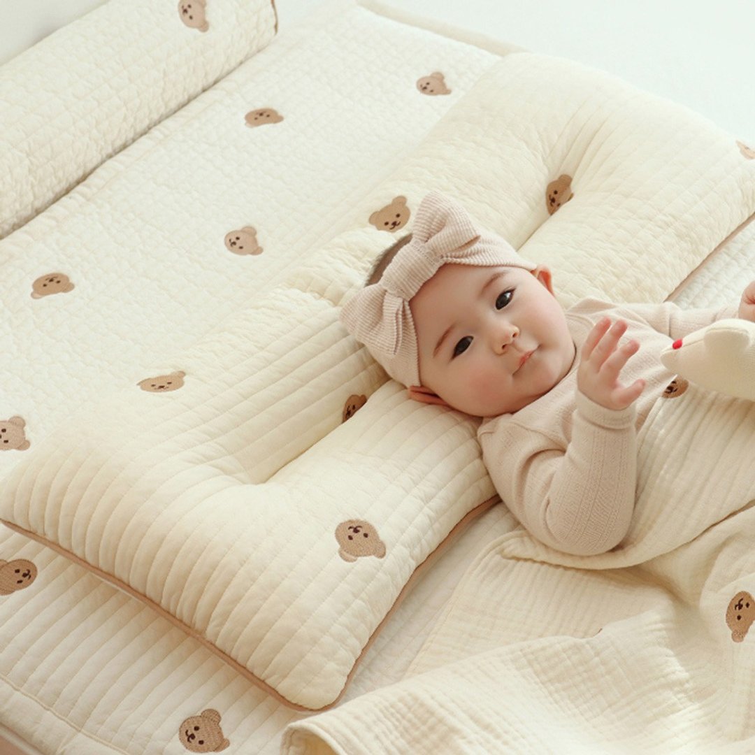 韩国Chezbebe 经典小熊刺绣纯棉幼儿枕 L - 满月礼盒 - 棉 