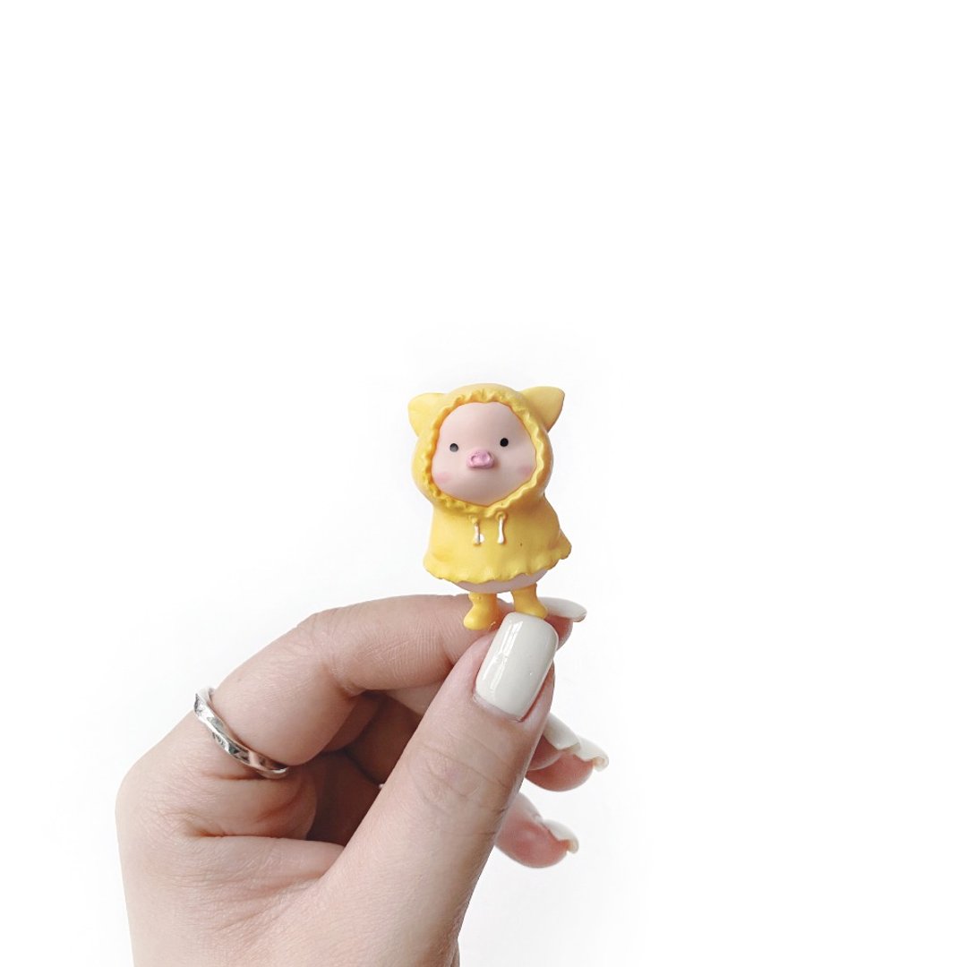 (现货) 盆栽装饰 可爱猪猪系列-穿黄雨衣猪猪 微景观插饰 摆饰 - 摆饰 - 树脂 黄色