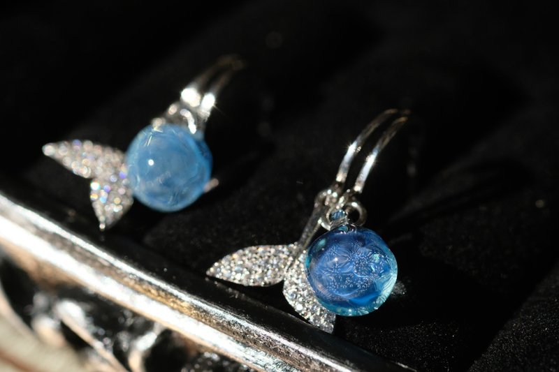Crystal Bay Whale Tail Earring  鲸尾晶凝耳环 - 耳环/耳夹 - 玻璃 多色