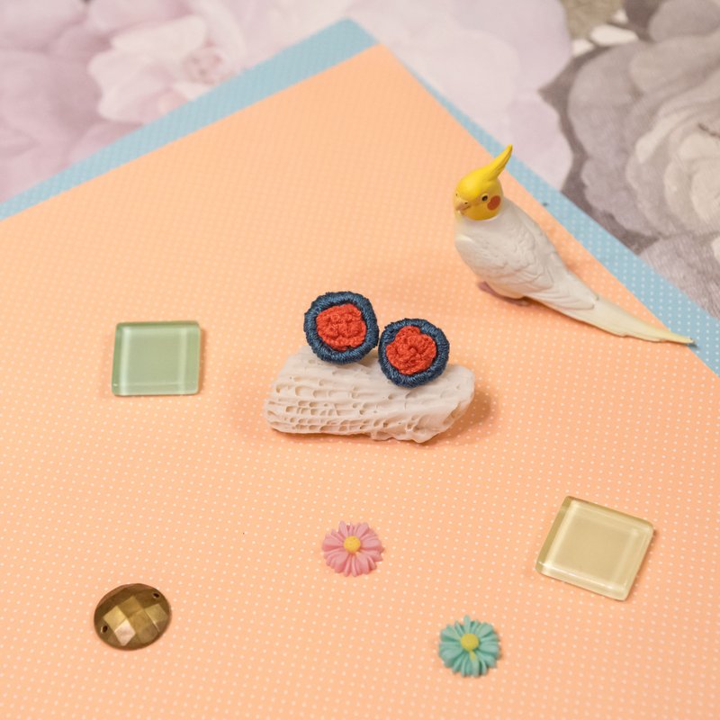 【刺绣饰物】橙色玫瑰　手作耳环耳针(1对) - 耳环/耳夹 - 棉．麻 橘色