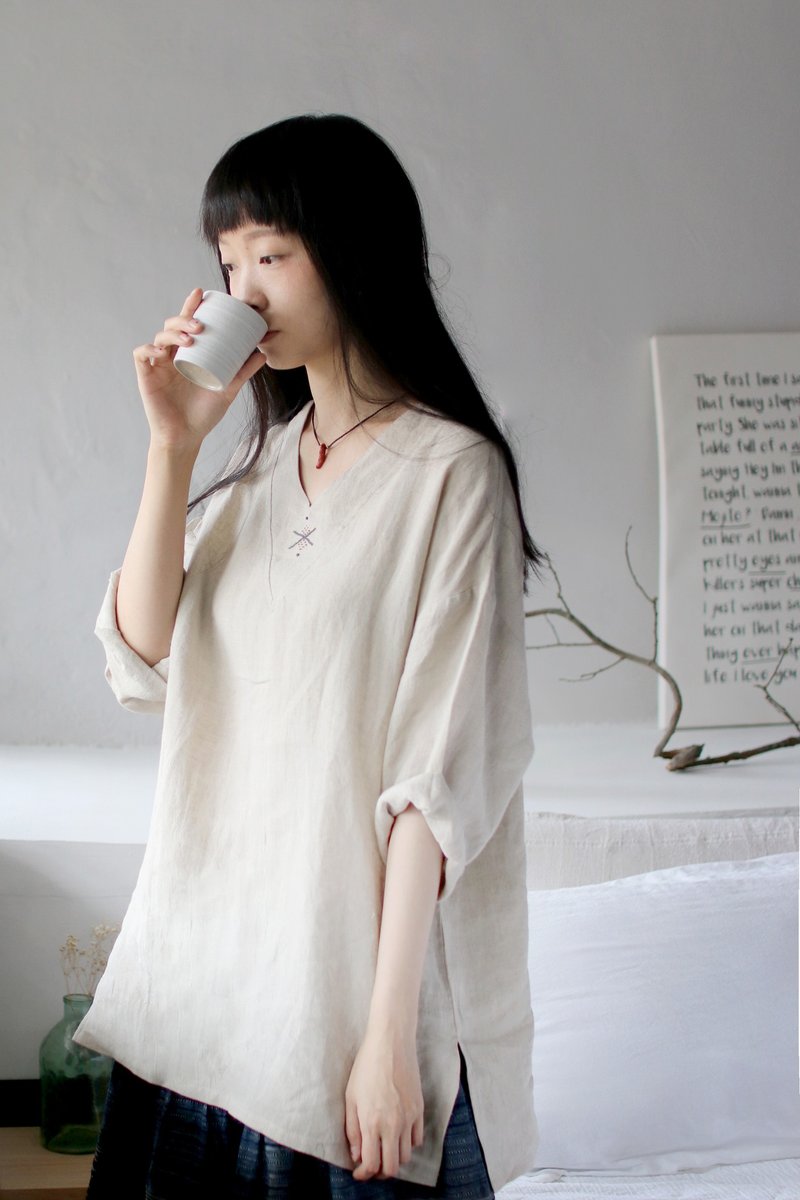 OMAKE V领亚麻领口刺绣七分上衣＿米白原色 - 女装上衣 - 棉．麻 白色