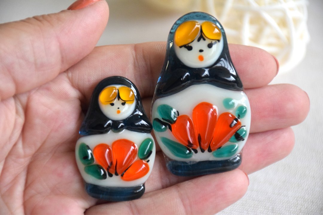 Fused glass brooch Matryoshka dolls - Handmade nesting dolls brooch - 胸针 - 玻璃 蓝色