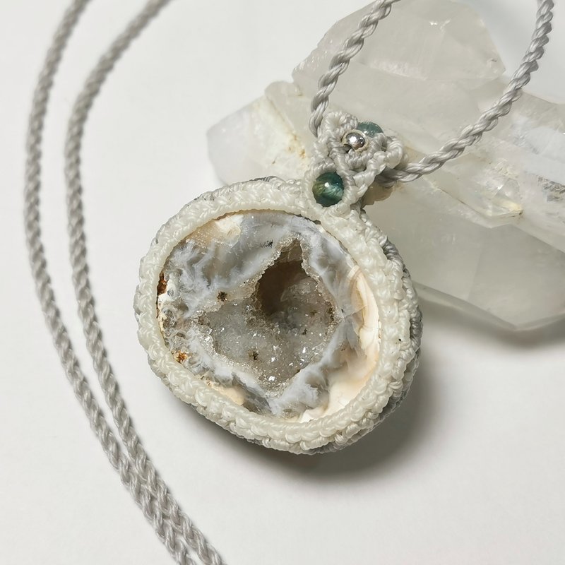 雷公蛋/白羽纹/小晶洞-蜡线编织/图腾包框设计/项链可调整长度 - 项链 - 水晶 白色
