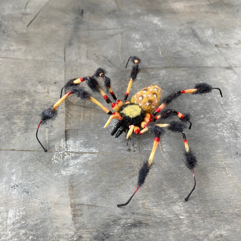 黄色香蕉蜘蛛胸针 手工针毡制作 - 胸针 - 羊毛 黄色