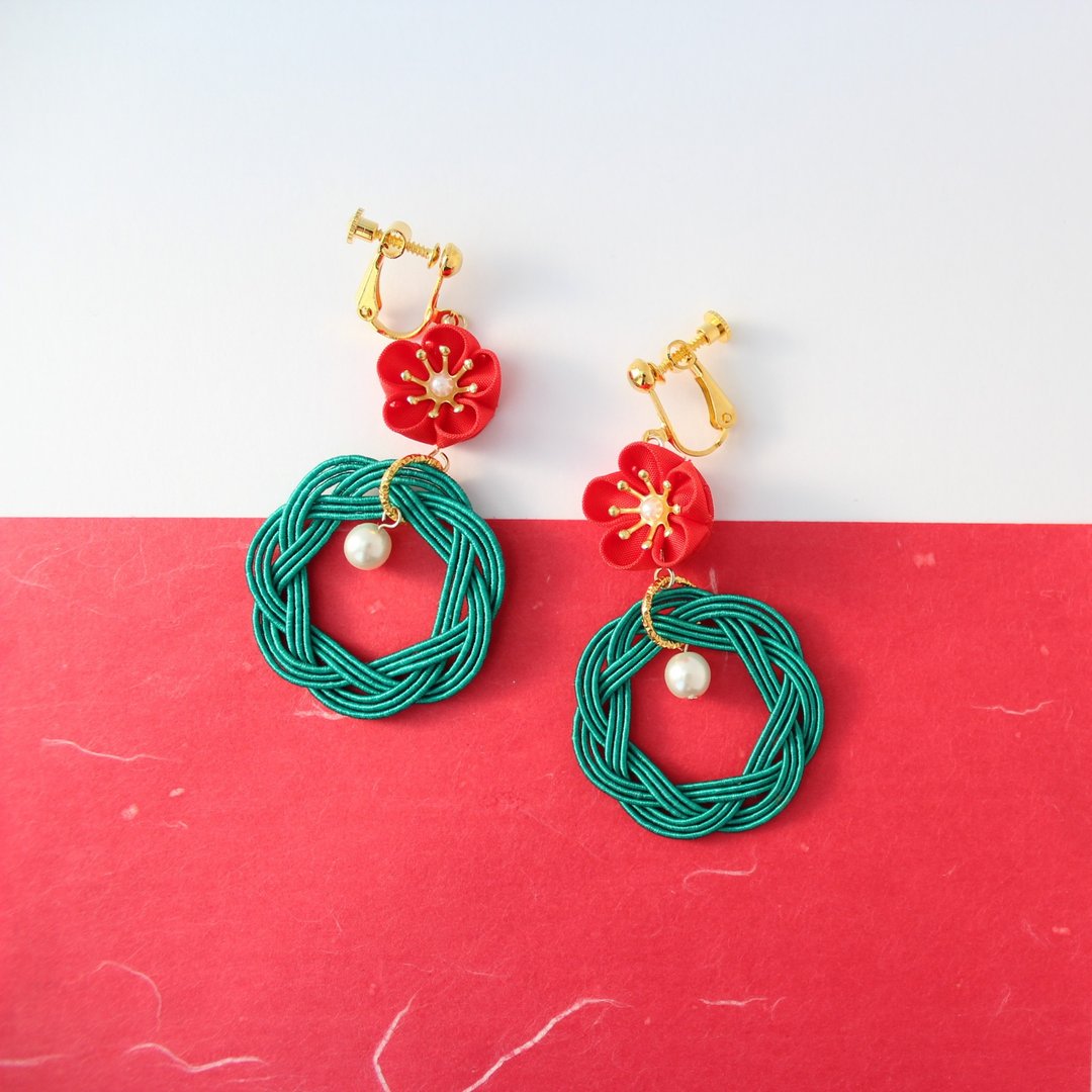 Kanzashi happy flower clip-on earring/ resin non hole earring red × green - 耳环/耳夹 - 丝．绢 红色