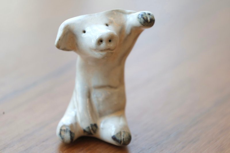 【毕业礼物】粉红招财猪/hi打招呼小猪笑疗愈手捏丑萌可爱猪陶偶 - 玩偶/公仔 - 陶 粉红色