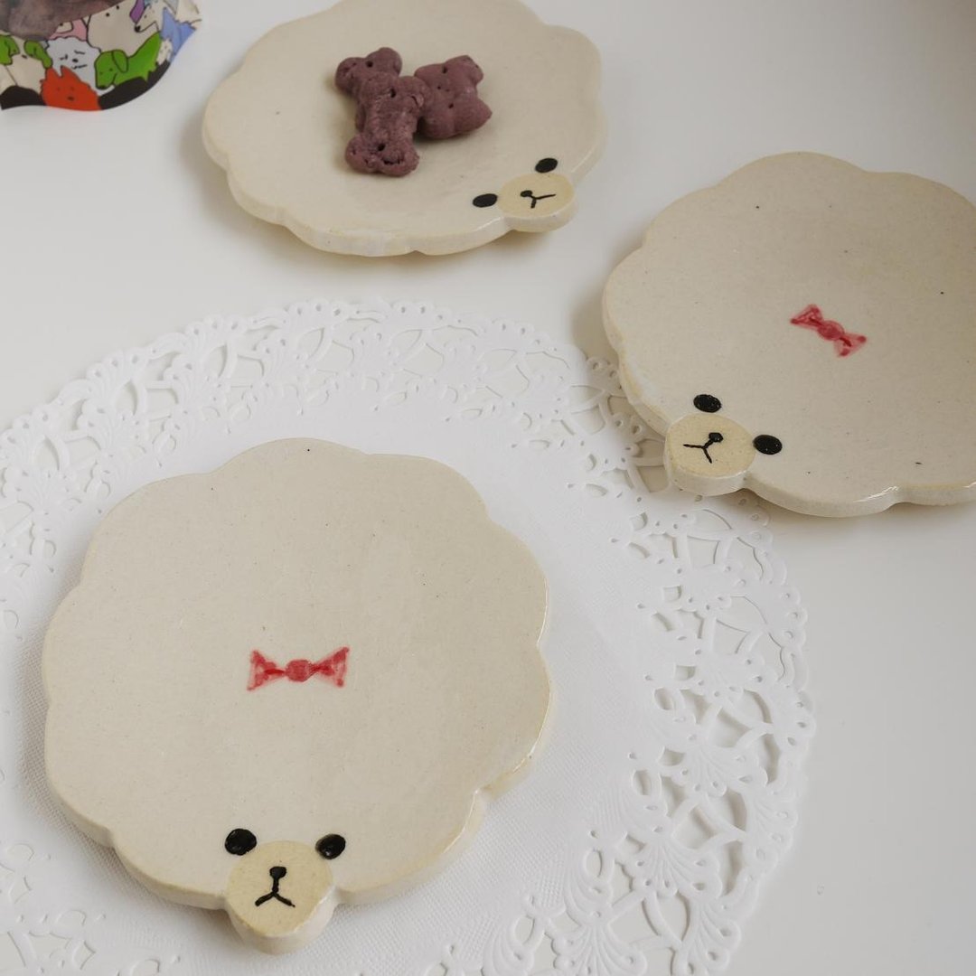 Small plate of toy pooh [white] - 浅碟/小碟子 - 陶 白色