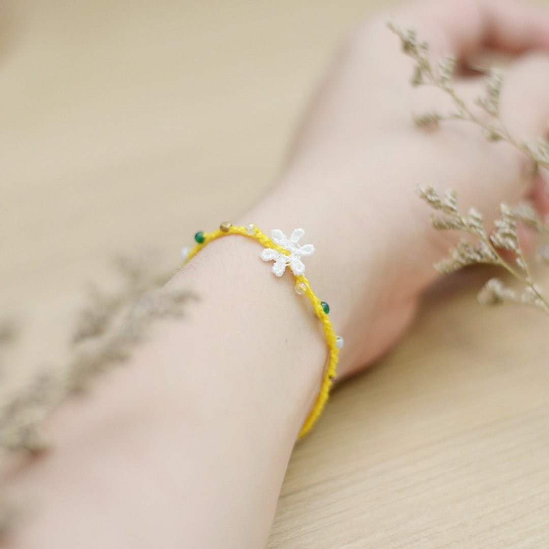 A handmade yellow knitting crochet bracelet by Niyome craft. - 手链/手环 - 棉 黄色