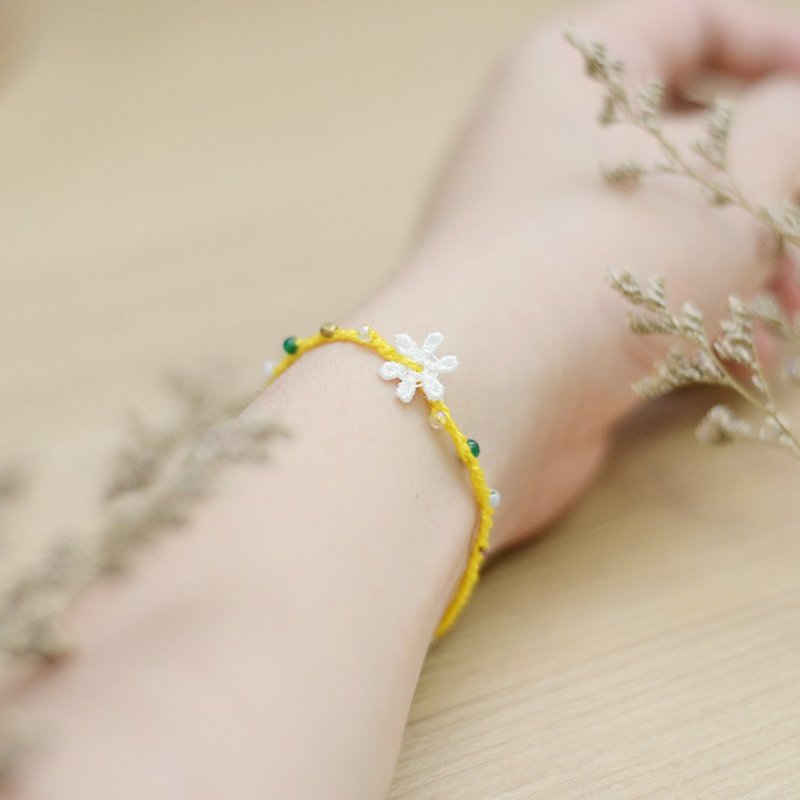 A handmade yellow knitting crochet bracelet by Niyome craft. - 手链/手环 - 棉．麻 黄色
