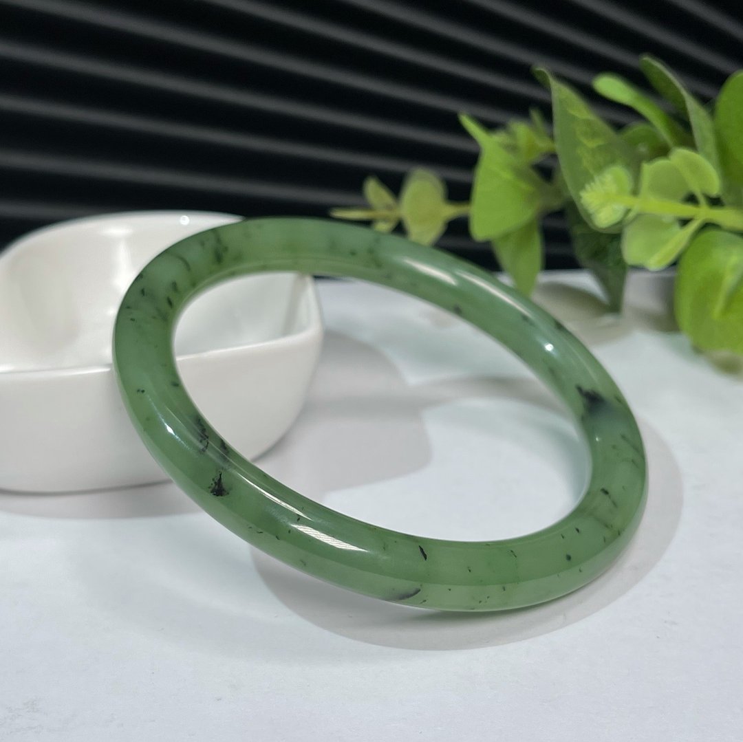 和田玉碧玉手镯62MM 俄料乌兰海猕猴桃绿圆条玉手环 油润清爽雅致 - 手链/手环 - 玉石 绿色
