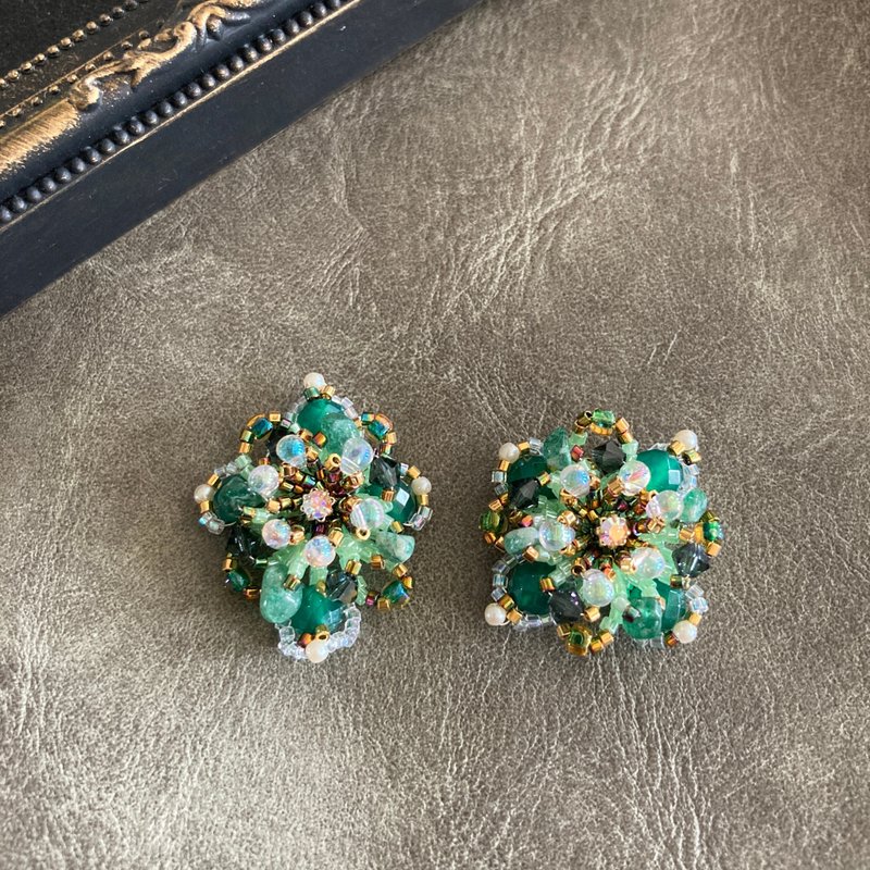 green earrings 〜绿色不对称耳环〜 - 耳环/耳夹 - 半宝石 绿色