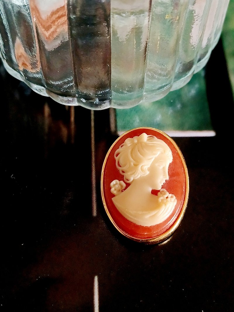 vintage jewelry Trifari CAMEO 浮雕仕女 别针 胸针 - 胸针 - 其他金属 