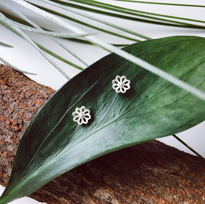 925纯银 / 花系列 • 玛格丽特小花耳针 - 耳环/耳夹 - 纯银 银色