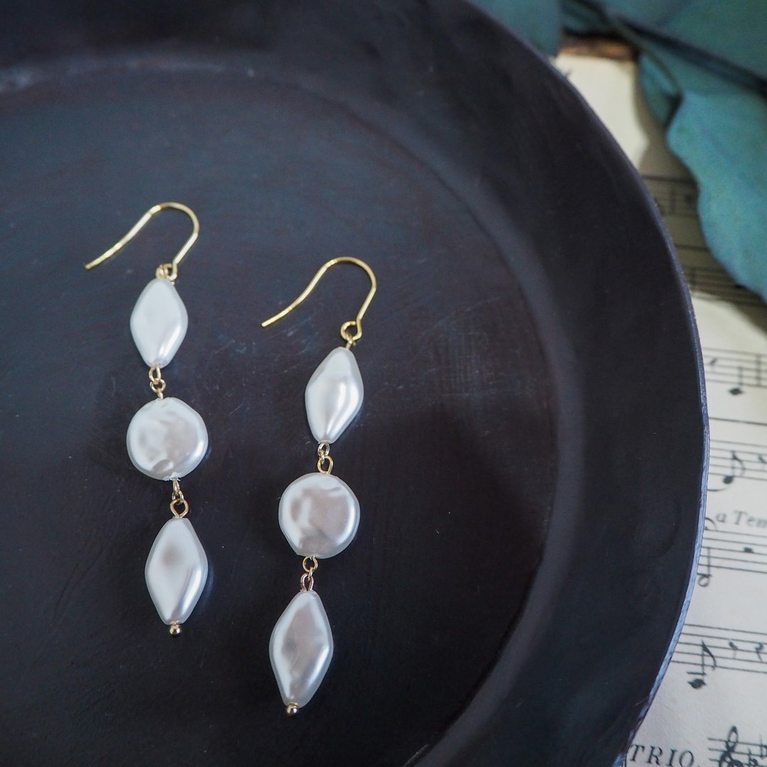 Earrings with a triple strand of pearl and acryl beads - 耳环/耳夹 - 压克力 白色
